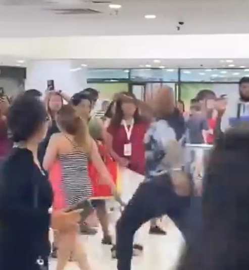 新加坡大街男子暴打外国女，路人施救，惊动大使馆