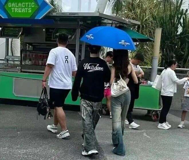 黄晓明与一女子同游新加坡，疑似新女友