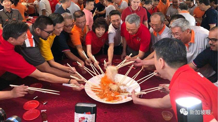 在新加坡捞鱼生，该说哪些吉利话？
