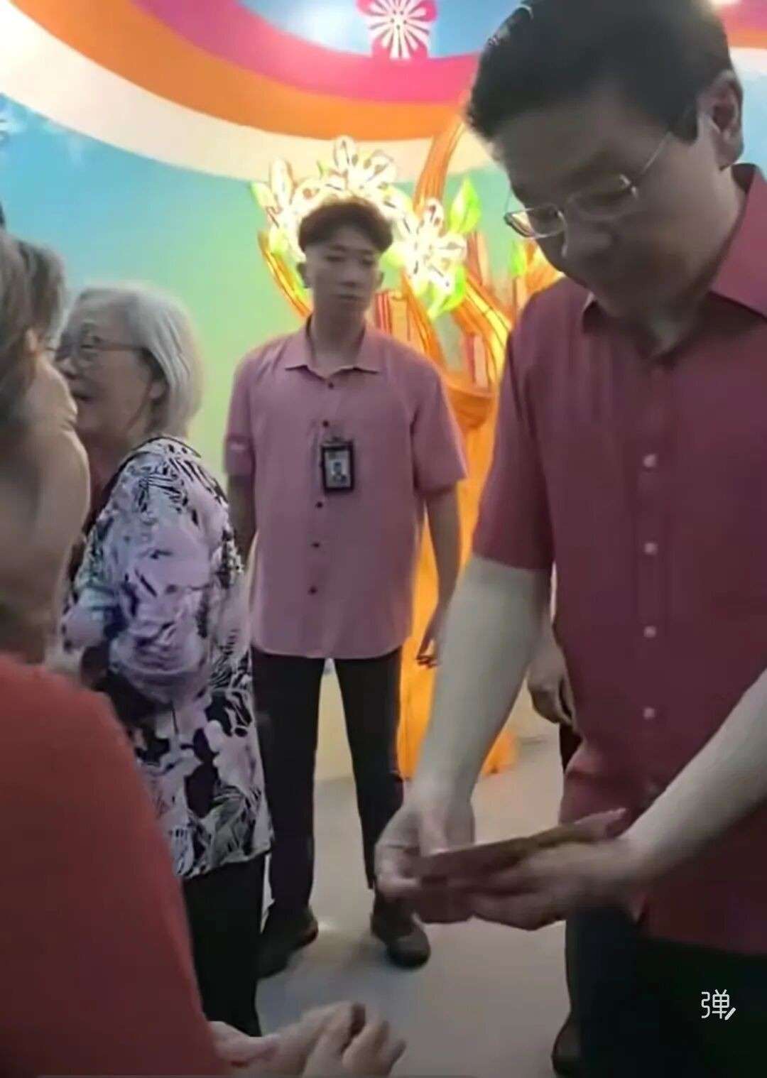 新加坡大年初一气温降至22℃!领导人集体拜年!黄循财秀书法、李显龙拍大片...