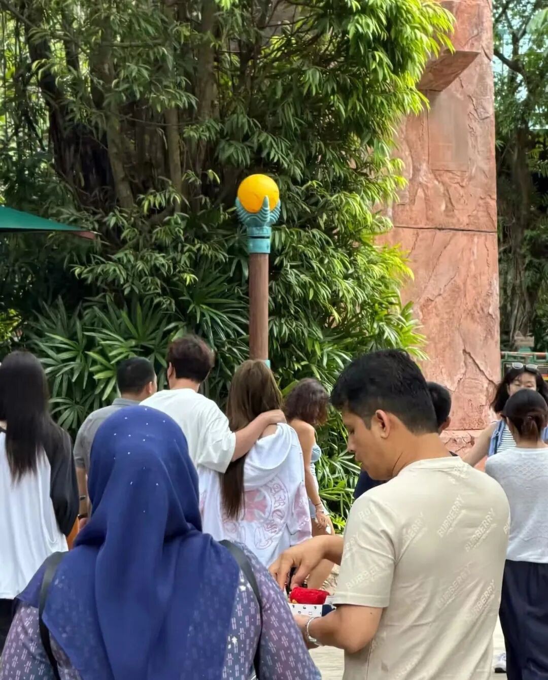 春节又被拍到！王思聪现身克拉码头玩“高空溜溜球”，身边还是她？