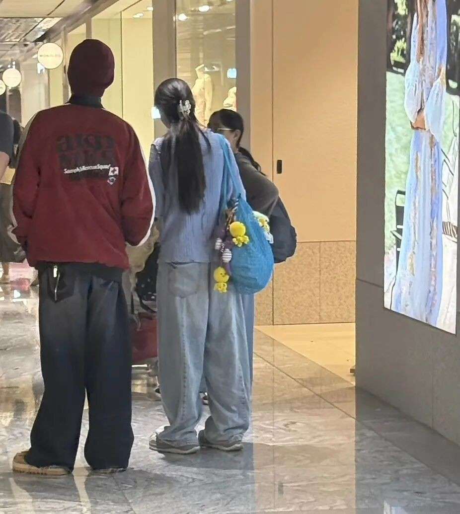 新加坡偶遇向佐一家！郭碧婷平价店给女儿买衣服，素颜状态引热议