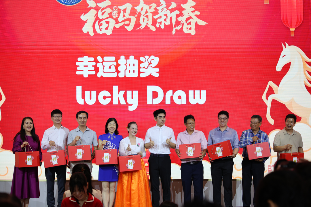 舞龙、奖学金、茅台大奖…新加坡陕西会春晚现场太燃了