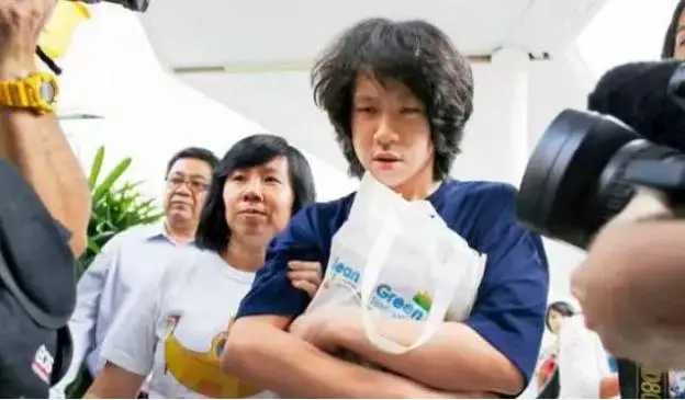 性侵少女，骂李光耀，还逃兵役，争议网红驱逐出美国，刚落地新加坡就被控
