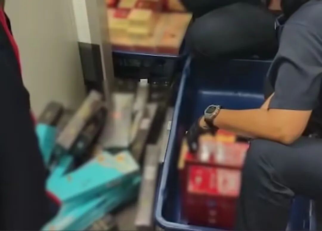 三名中国小伙携带300多条烟入境新加坡，刚下飞机就被抓了！