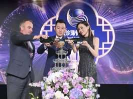 佘诗曼现身新加坡,见证18家餐厅上榜“黑珍珠”