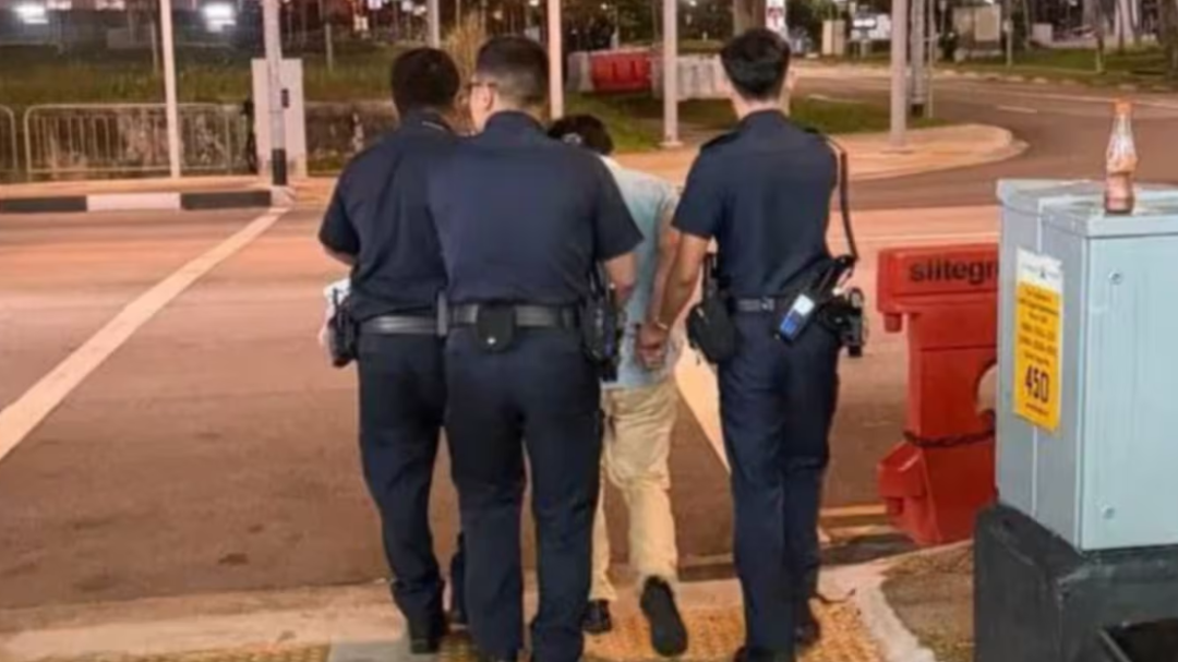 芽笼开斋节集市附近惊现路人持刀袭辅警！