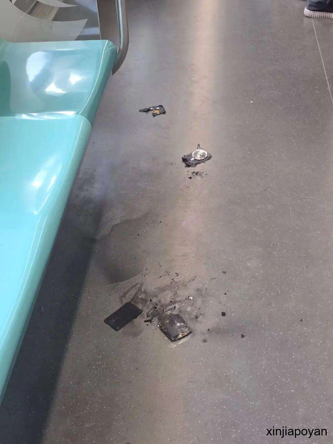 突发！地铁车厢内充电宝自燃，女子受伤送院