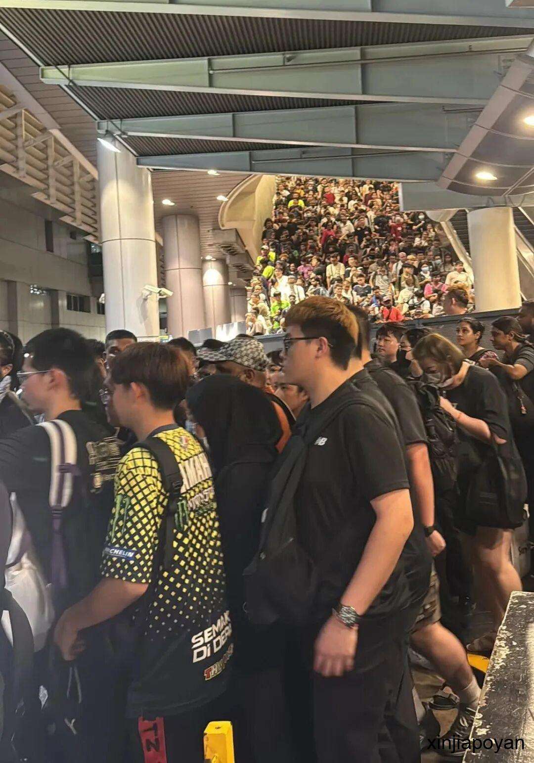 14年来最塞车？新马关卡通关从昨晚堵到今早，连夜步行过关都要排队
