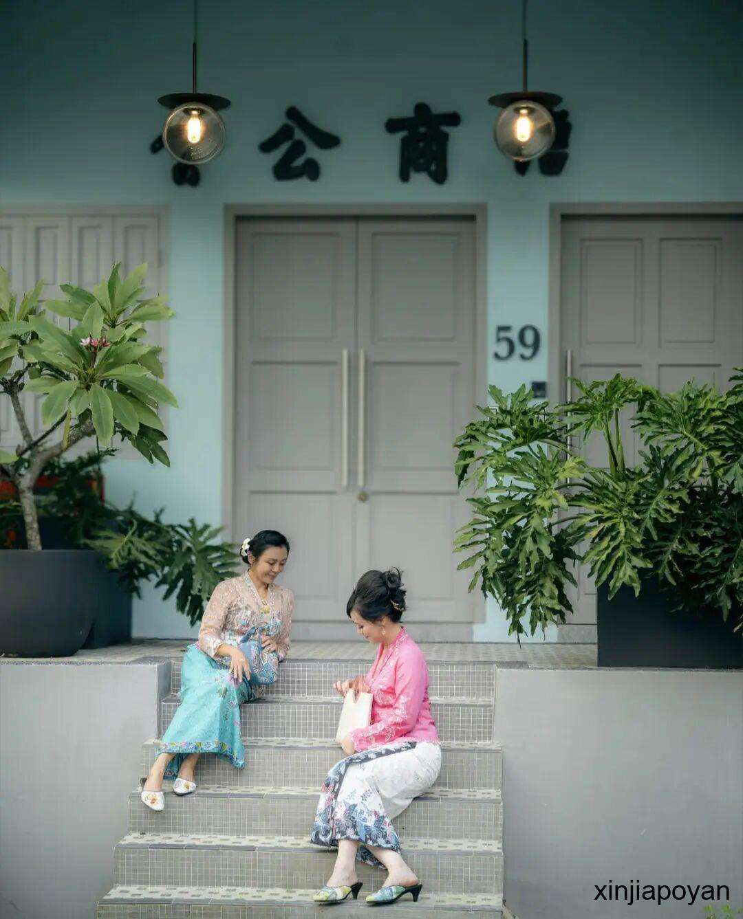 娘惹服,成为牛车水一道流动的风景线