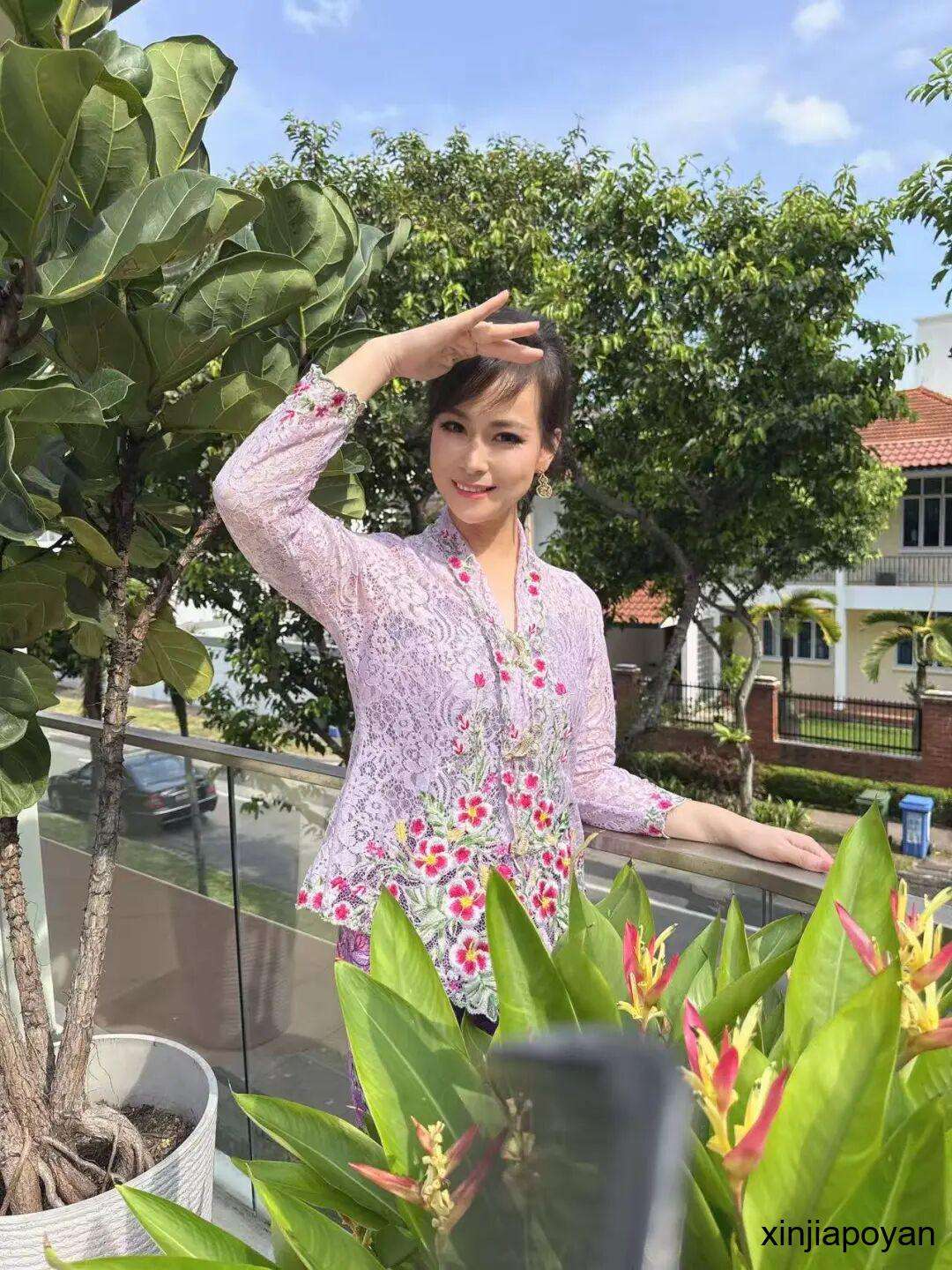 娘惹服,成为牛车水一道流动的风景线