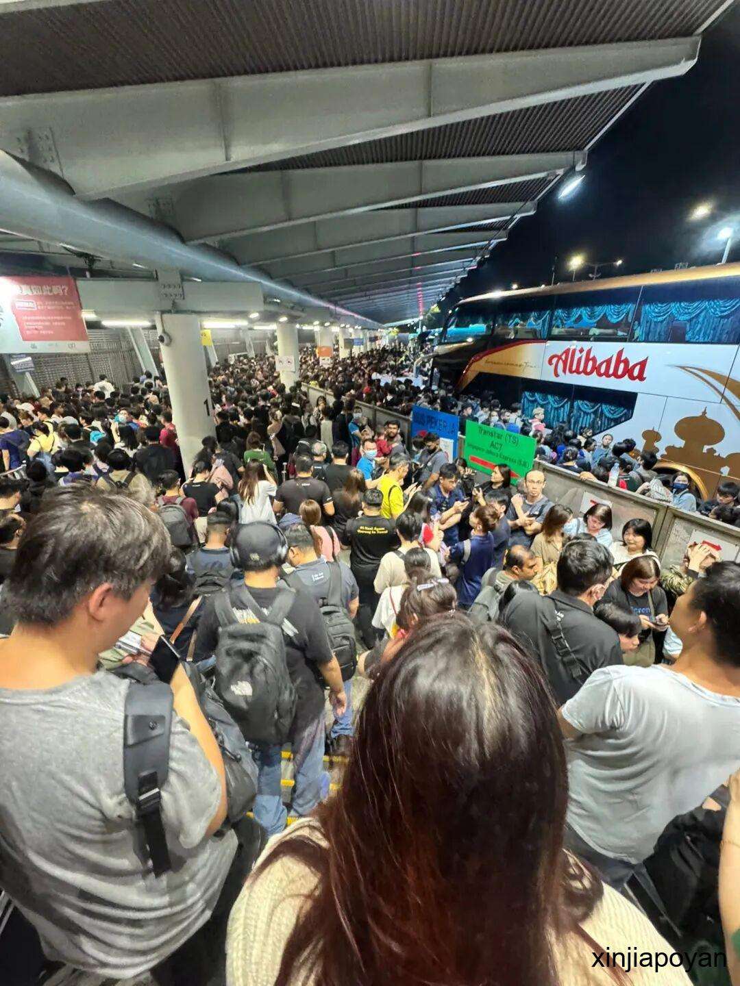 14年来最塞车？新马关卡通关从昨晚堵到今早，连夜步行过关都要排队