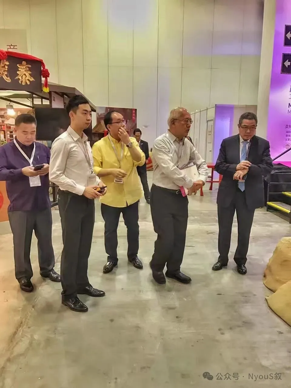 26岁当上新加坡上市公司管理层，他却选择辞职卖货？