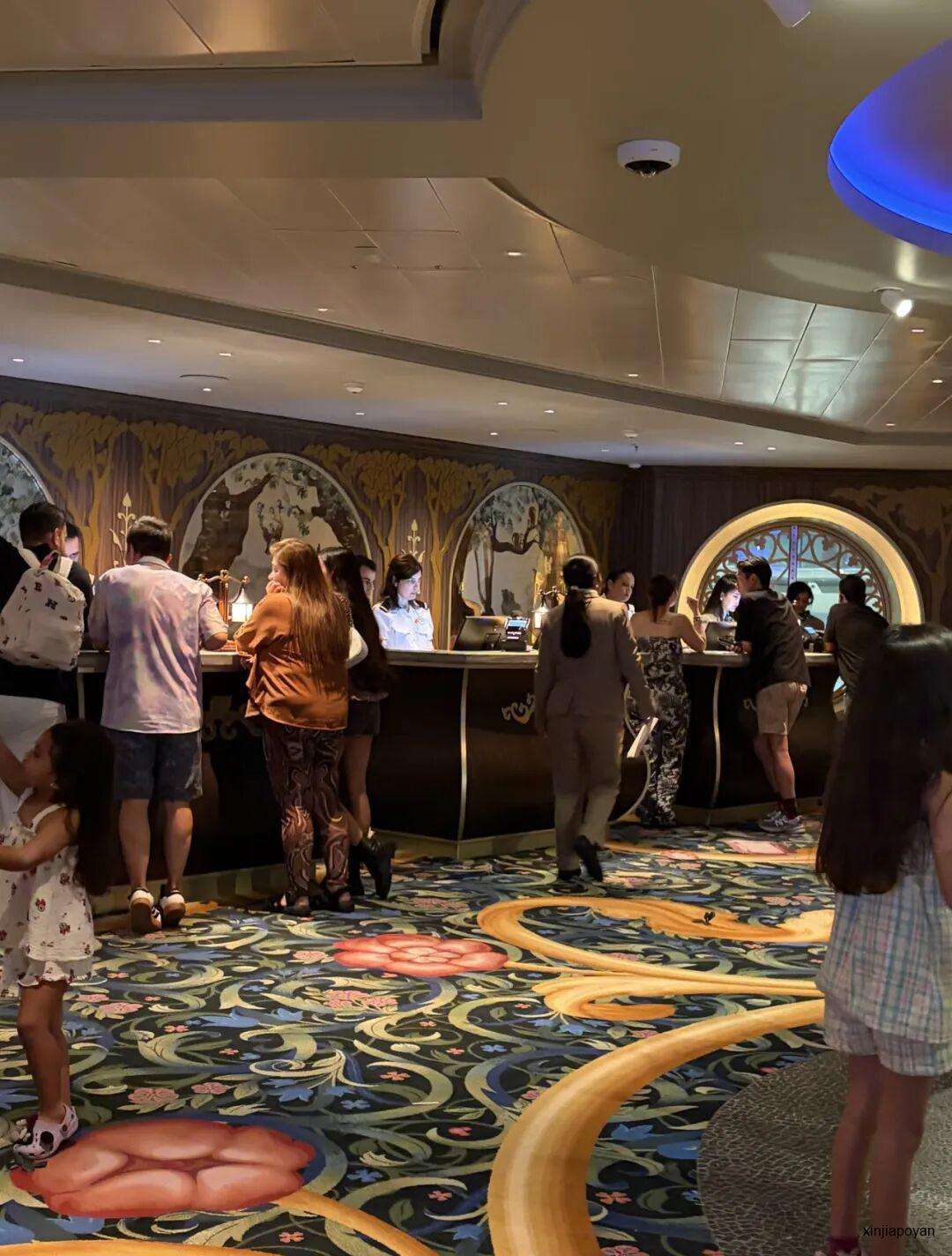 滞留新加坡码头超24小时，5000人被迫下船！迪士尼探险号行程取消，现场一片混乱