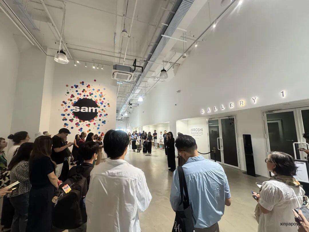 新加坡“色即是空”展实拍!把千年佛经拍成巨幕、把海景冻成永恒