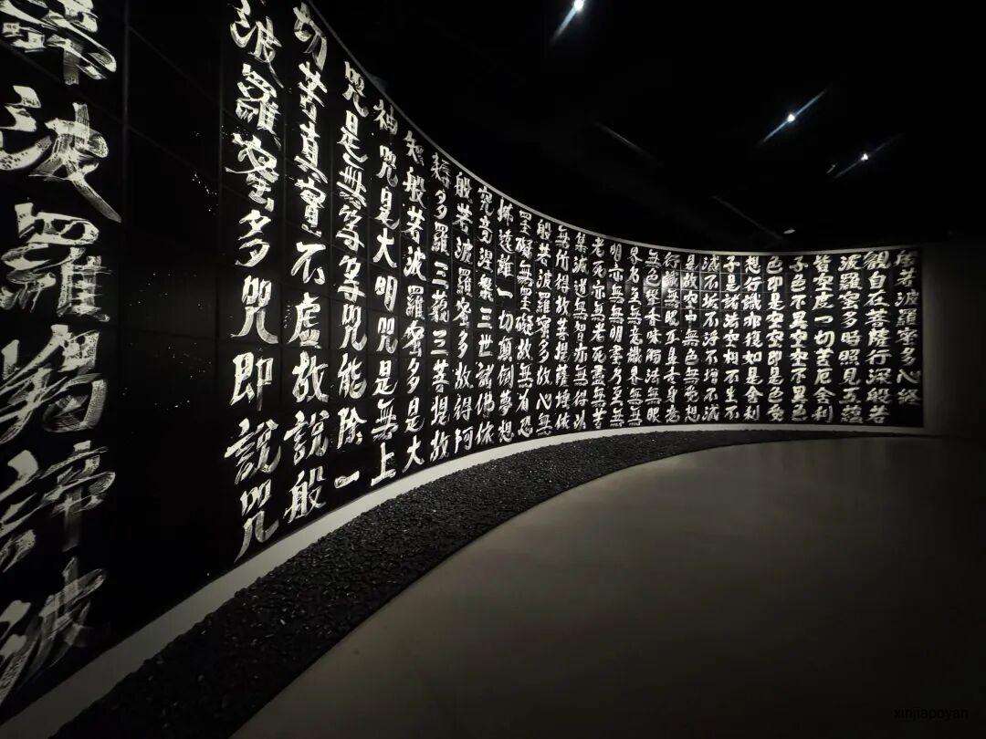 新加坡“色即是空”展实拍!把千年佛经拍成巨幕、把海景冻成永恒