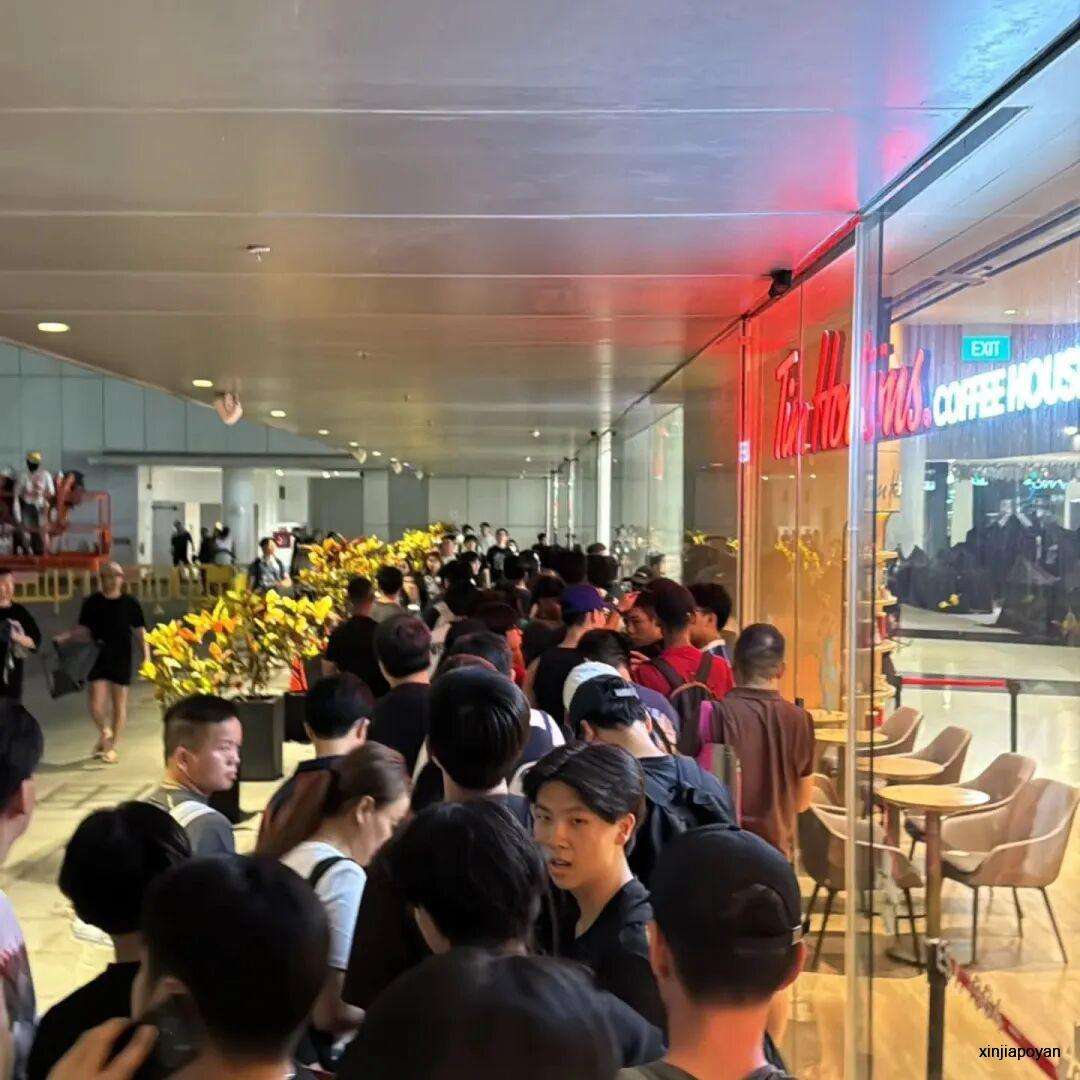 新加坡上千人通宵排队抢Swatch联名表!二手炒到8000新元,VivoCity门店直接关门