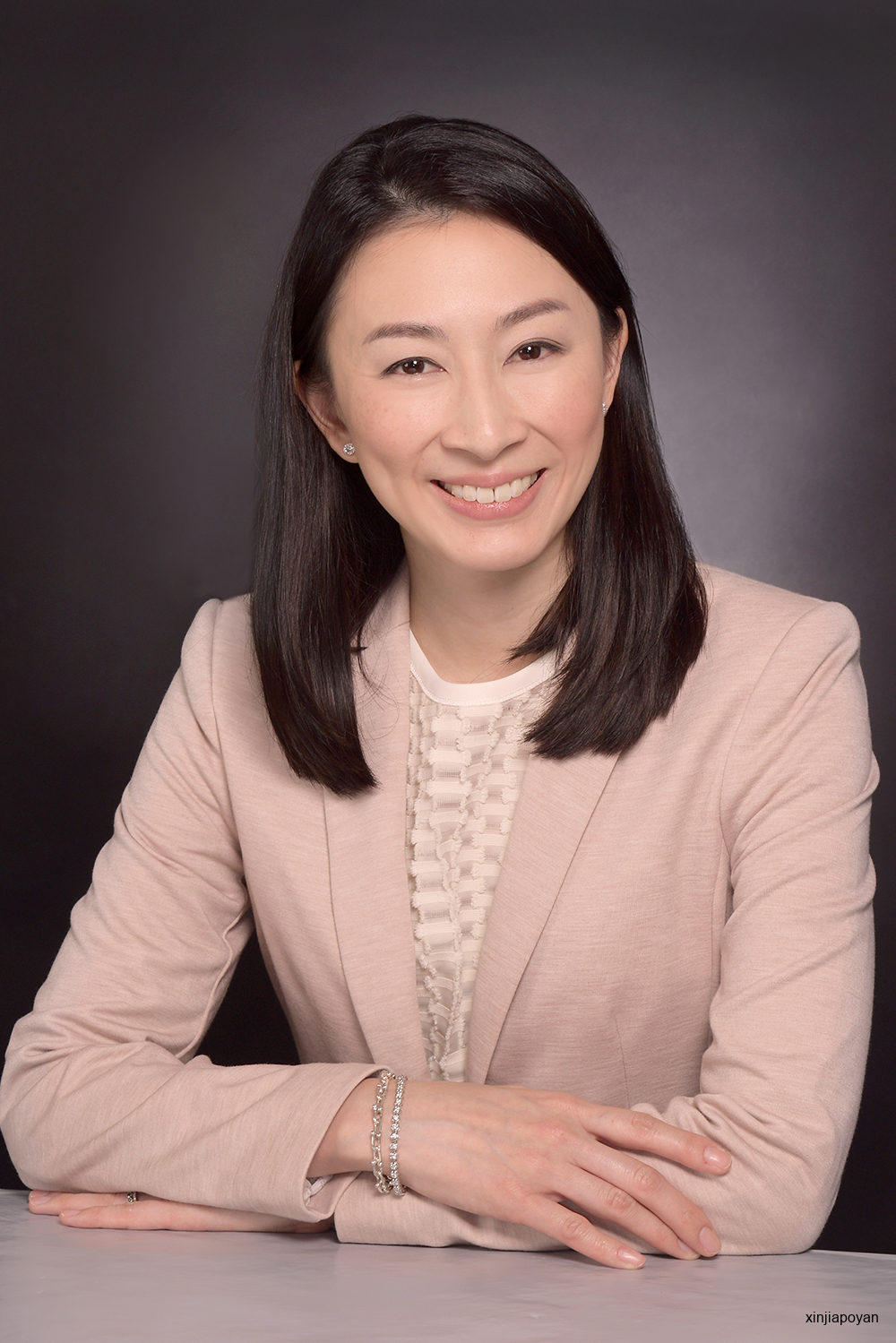 消毒水味是童年底色、诊室里藏着贴纸,这位新加坡医生有点不一样