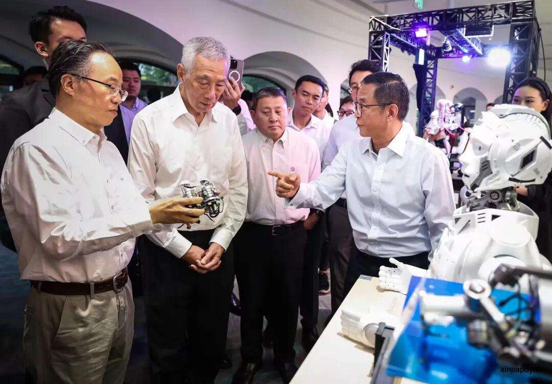 在南宁看港口逛景点、吃机器人做的冰淇淋...李显龙访华行程满满,周受资也出现在同一场峰会