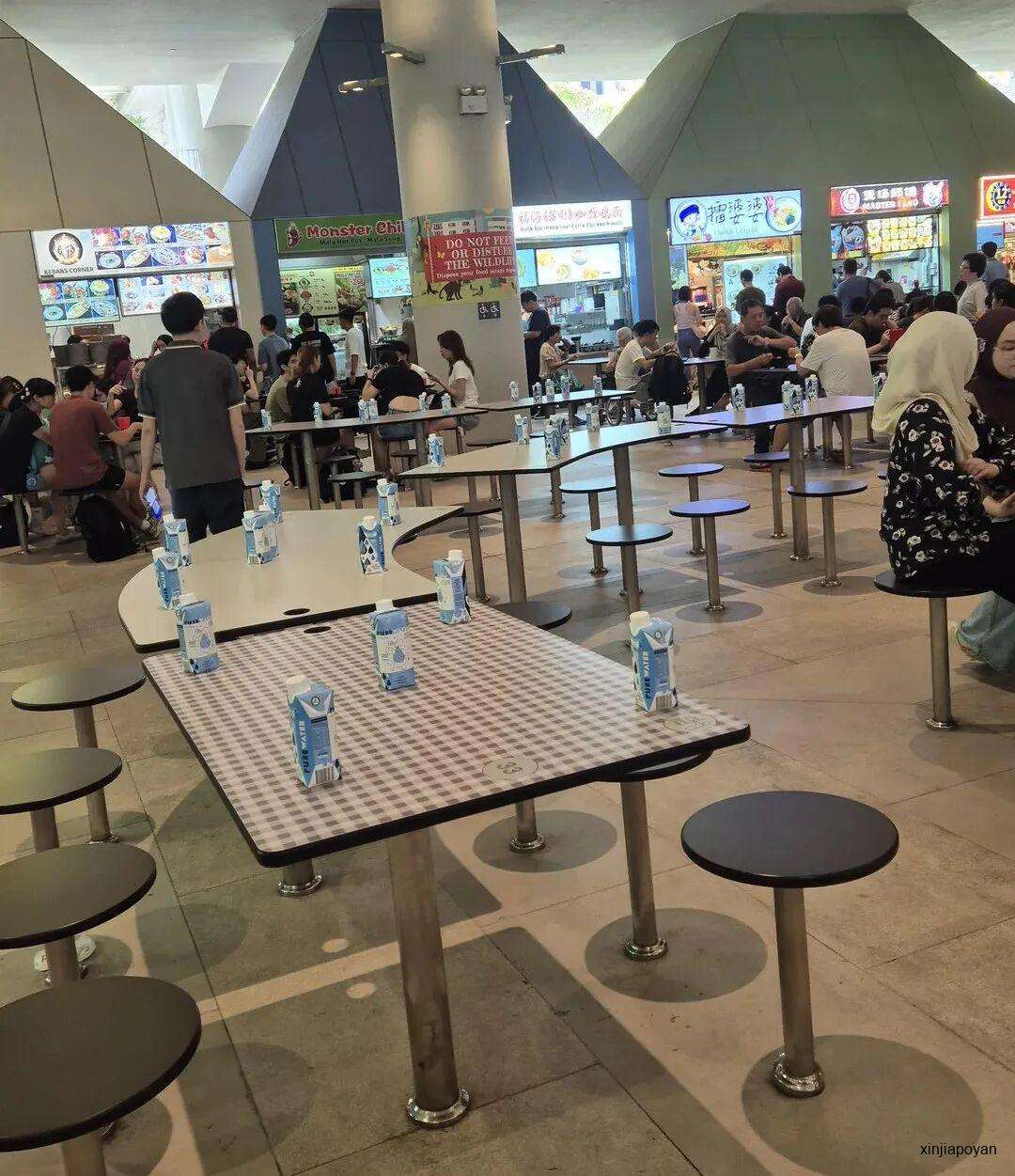 35瓶水霸占16个小贩中心座位,主人失踪20分钟!新加坡式占座这次翻车了?