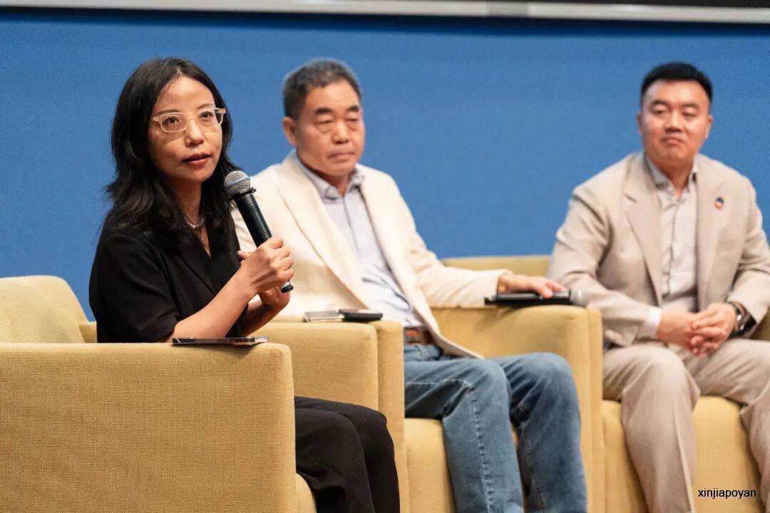 当 AI 开始参与财富、治理与决策,人类该如何重新定义“安全”与“价值”?