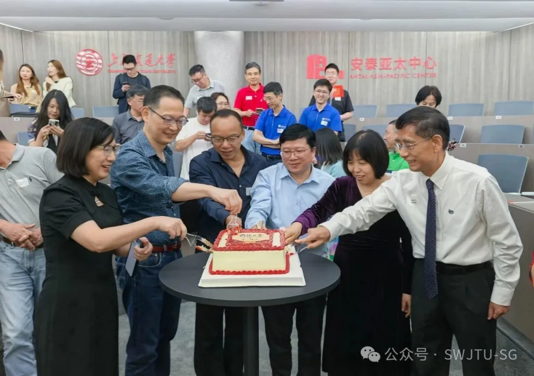 130周年校旗传递到新加坡,五所交大校友齐为西南交大庆生