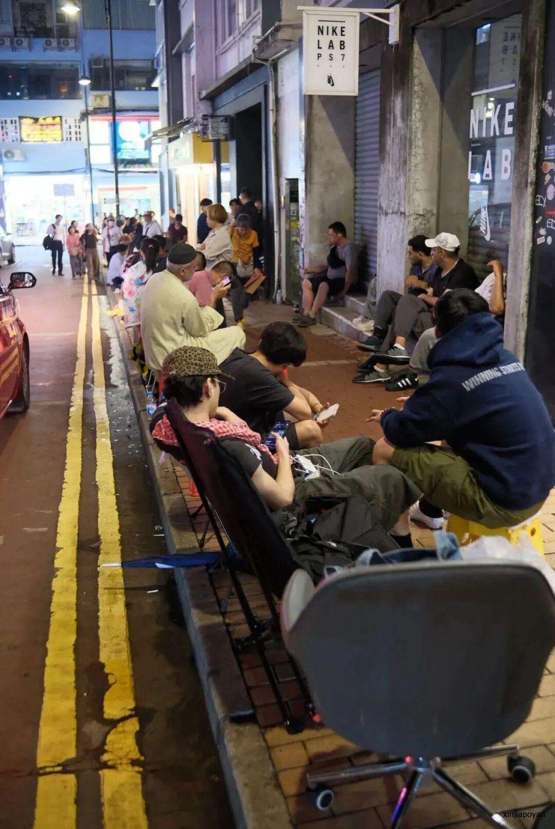 新加坡上千人通宵排队抢Swatch联名表!二手炒到8000新元,VivoCity门店直接关门
