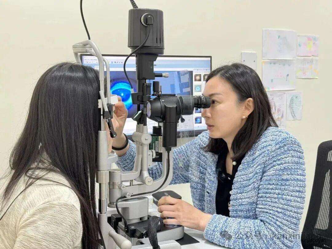 消毒水味是童年底色、诊室里藏着贴纸,这位新加坡医生有点不一样
