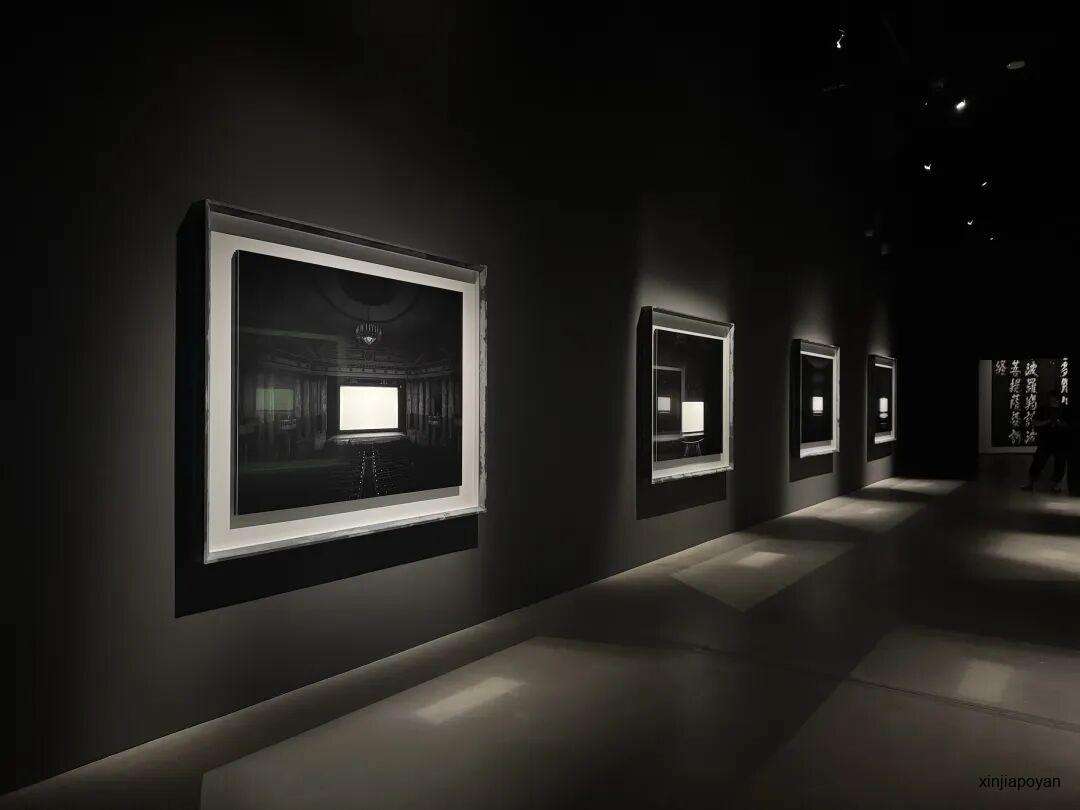 新加坡“色即是空”展实拍!把千年佛经拍成巨幕、把海景冻成永恒