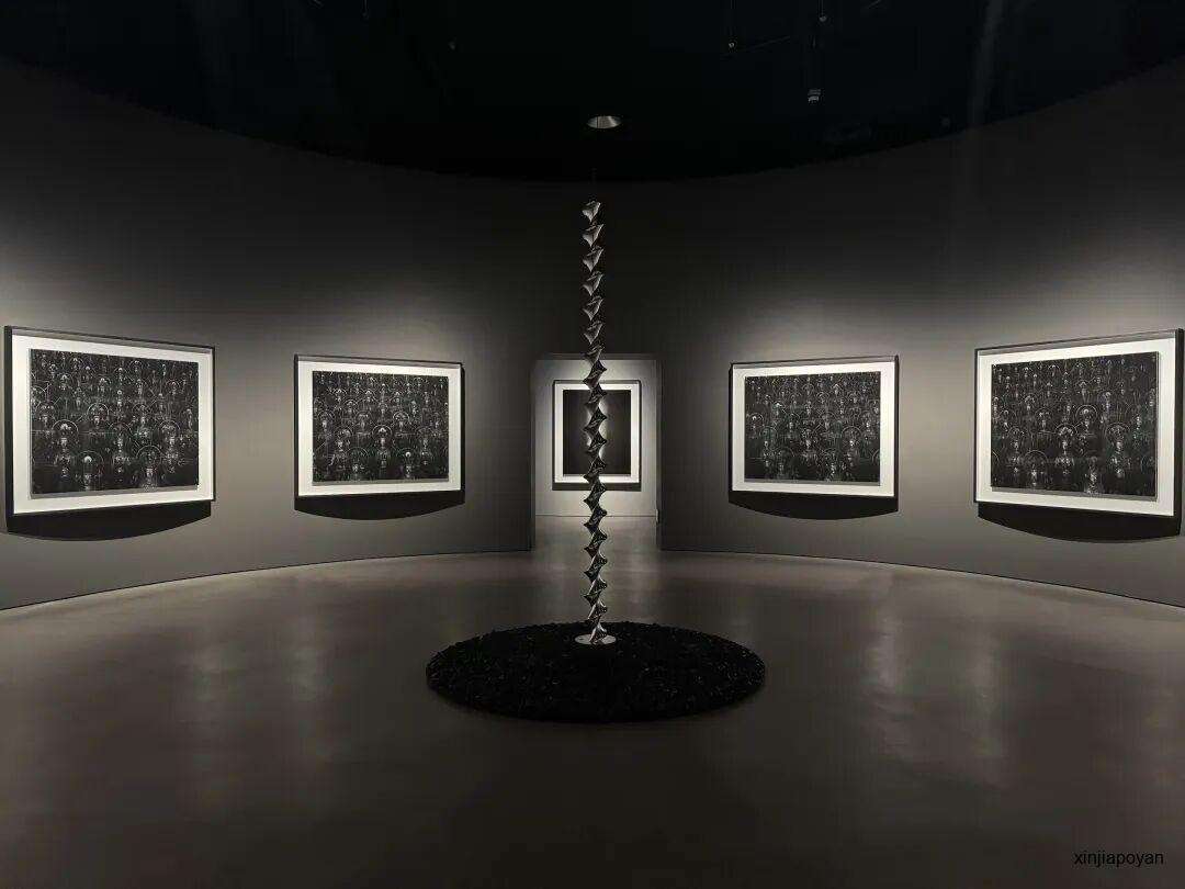 新加坡“色即是空”展实拍!把千年佛经拍成巨幕、把海景冻成永恒