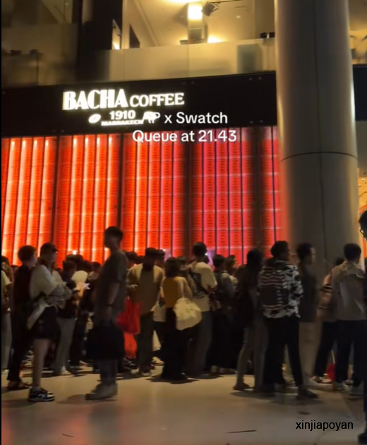 新加坡上千人通宵排队抢Swatch联名表!二手炒到8000新元,VivoCity门店直接关门