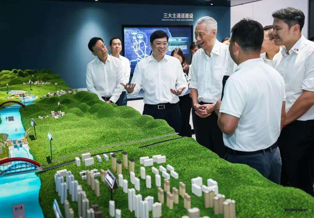 在南宁看港口逛景点、吃机器人做的冰淇淋...李显龙访华行程满满,周受资也出现在同一场峰会