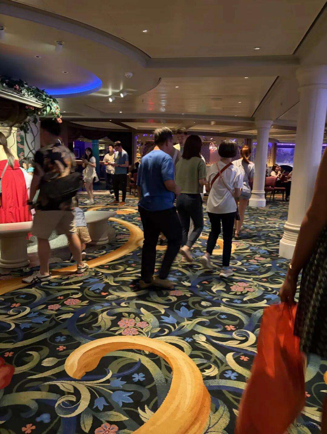 滞留新加坡码头超24小时，5000人被迫下船！迪士尼探险号行程取消，现场一片混乱