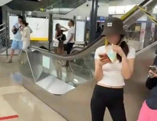 女子在月台喝奶茶被拍上热搜!全网吵翻:新加坡地铁站内到底能不能喝水?官方回应来了…