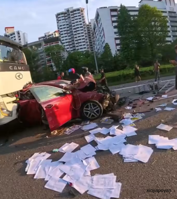 新加坡快速公路5车连撞!轿车被压扁,司机被困,现场画面曝光