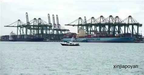 新加坡海域发生悲剧！巴西班让码头两船相撞，补给船沉没3人遇难