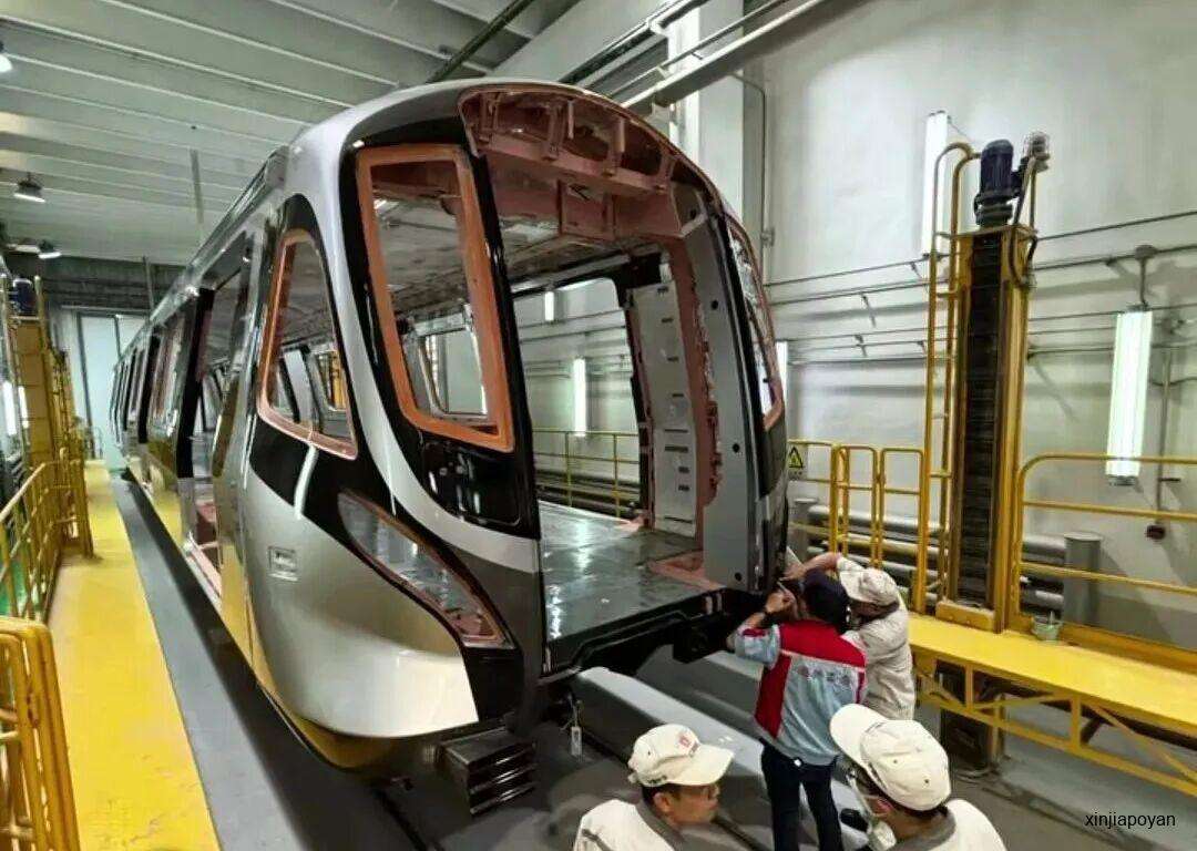 新加坡跨岛线迎来首列列车!中国青岛制造,2030年分阶段通车