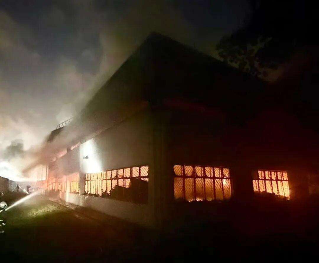 新加坡大士仓库深夜大火!80名消防员鏖战7小时,现场烧成废墟