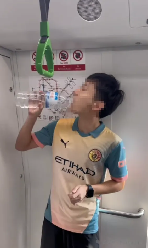 女子在月台喝奶茶被拍上热搜！全网吵翻：新加坡地铁站内到底能不能喝水？官方回应来了...