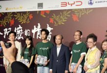 《给阿嬷的情书》导演主演现身新加坡!曹忠明大使亲临点赞,本地艺人站台,首映礼气氛直接泪崩