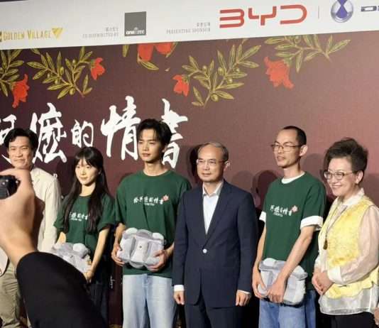 《给阿嬷的情书》导演主演现身新加坡!曹忠明大使亲临点赞,本地艺人站台,首映礼气氛直接泪崩