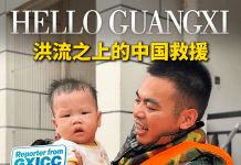 洪流之上的中国救援!解放军护送两名婴儿安全转移