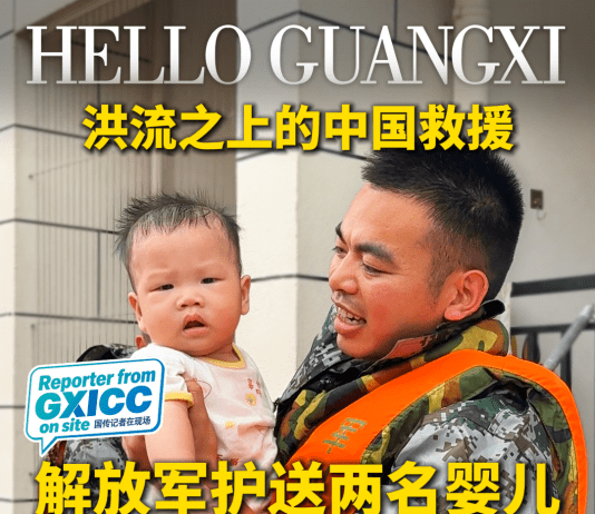 洪流之上的中国救援!解放军护送两名婴儿安全转移