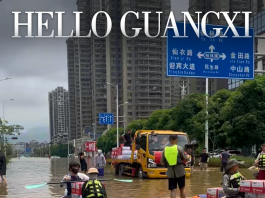 “贵港加油”响彻安居社区!来自五省的桨板志愿者为22个小区冒雨运送补给