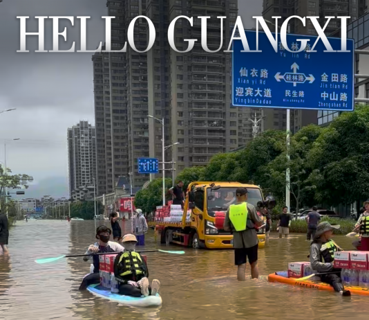 “贵港加油”响彻安居社区!来自五省的桨板志愿者为22个小区冒雨运送补给