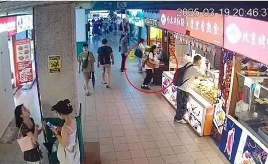 怀疑前夫出轨下药,中国女子带两把刀冲进牛车水摊位砍人!一份报告揭开疯狂背后的秘密