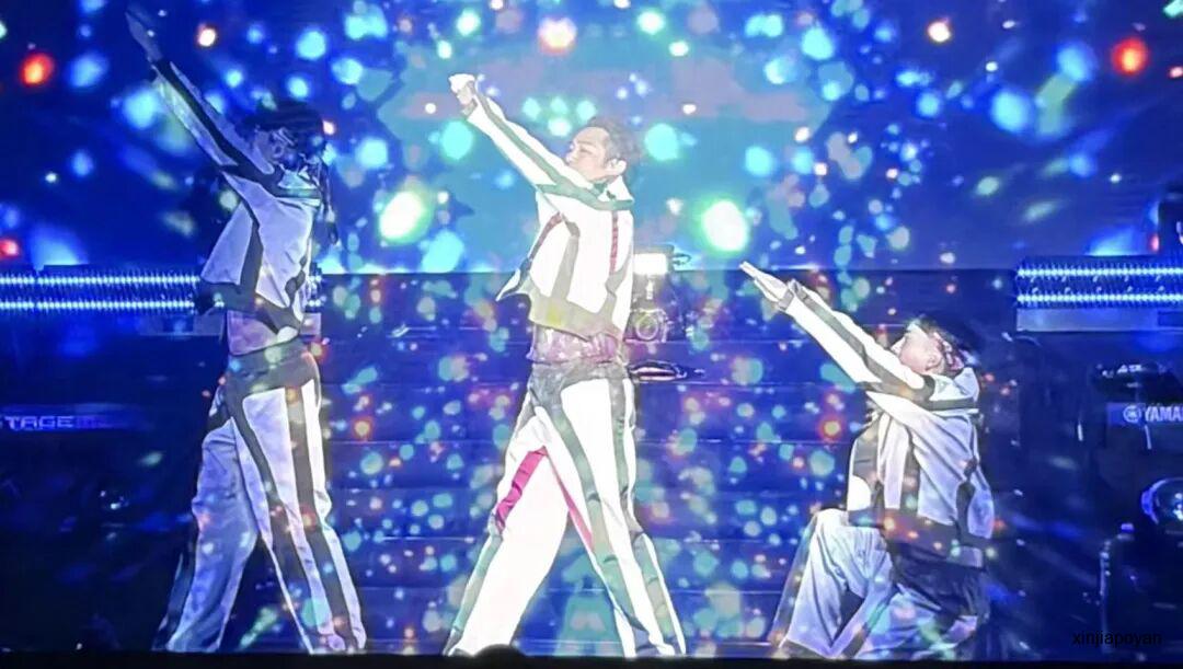 杜德伟的新加坡演唱会，64岁“脱星”魔术戏法娱乐粉丝老中青三代