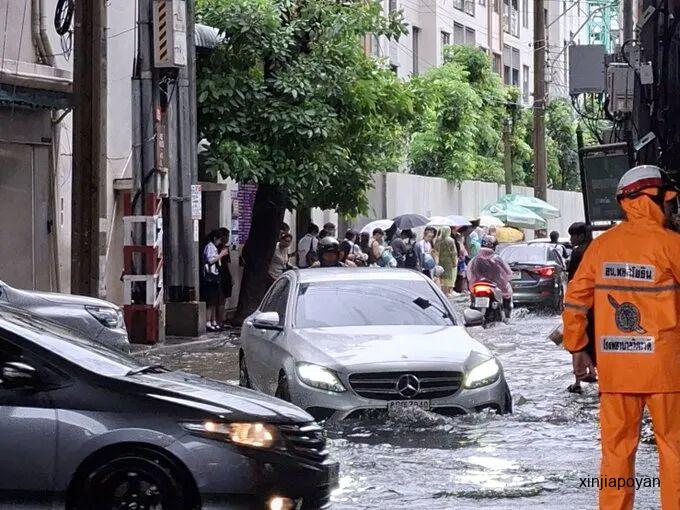 曼谷持续暴雨引发洪灾,新加坡多个航班受影响