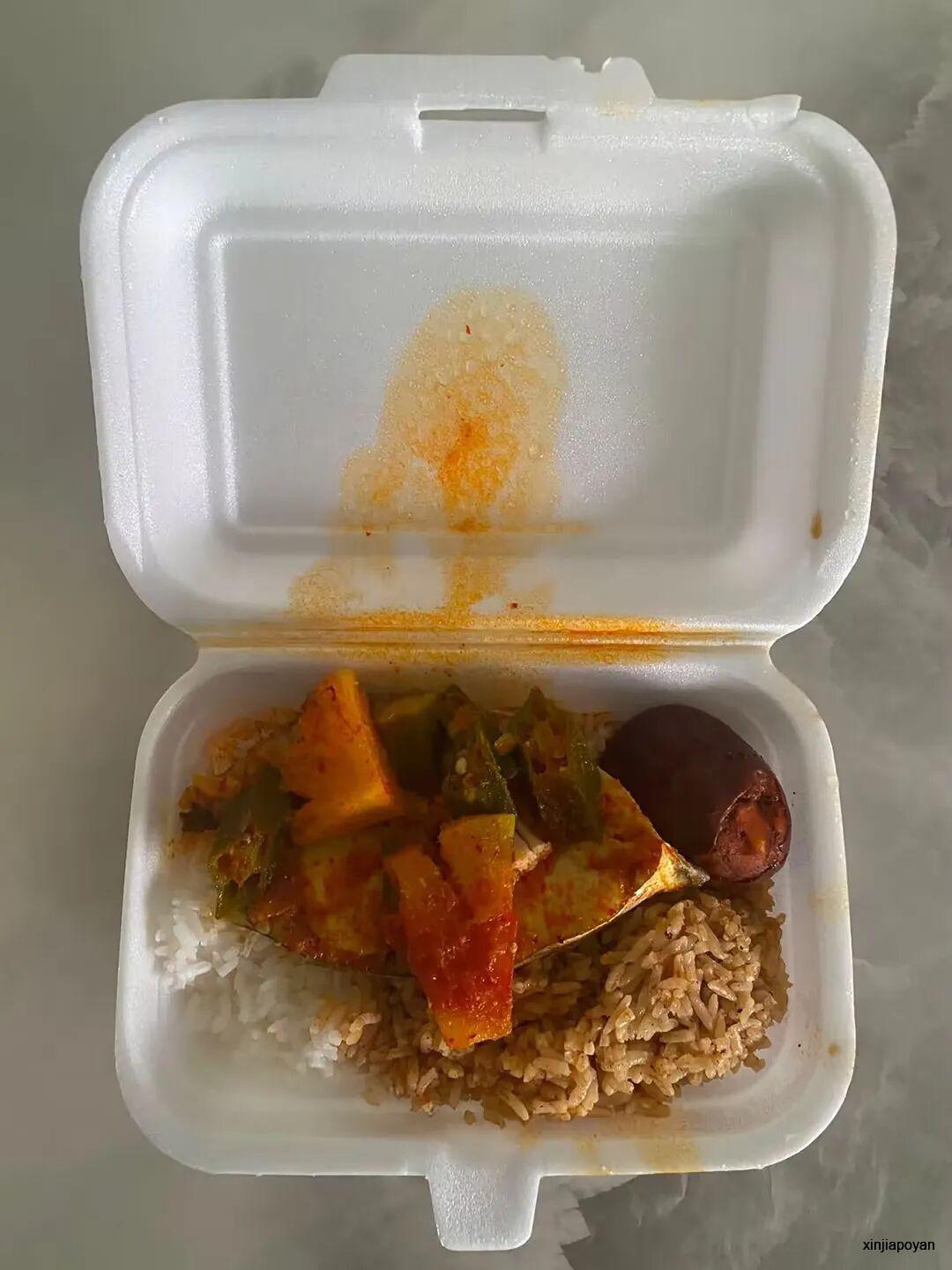 新加坡杂菜饭价格成谜?标价3.5,结账却收6.7新元,网友直呼“太疯狂”