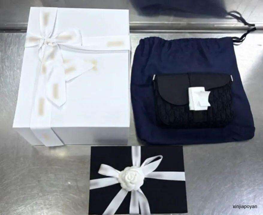 一周67人中招！新加坡关卡严查，现金、月饼、纸钞花束全被盯上